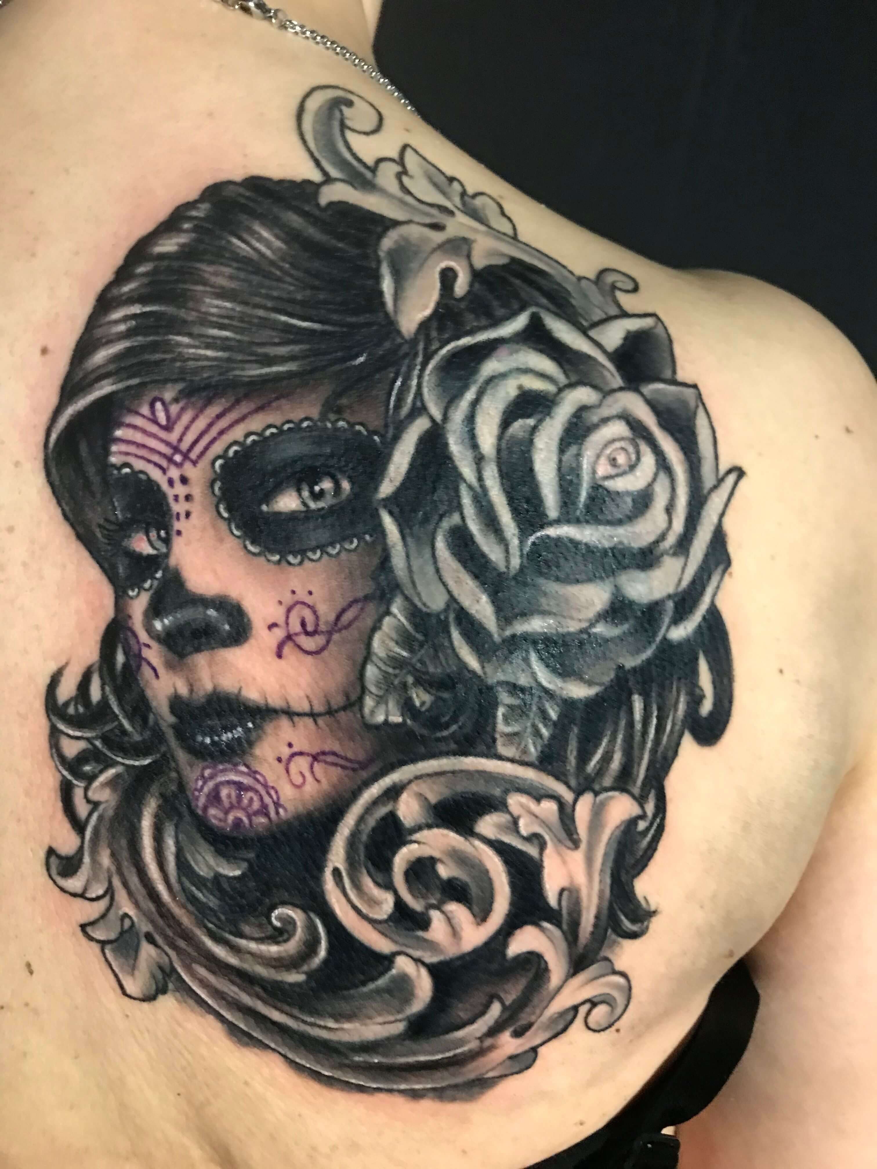 Precioso tatuaje de una catrina en el hombro de una mujer