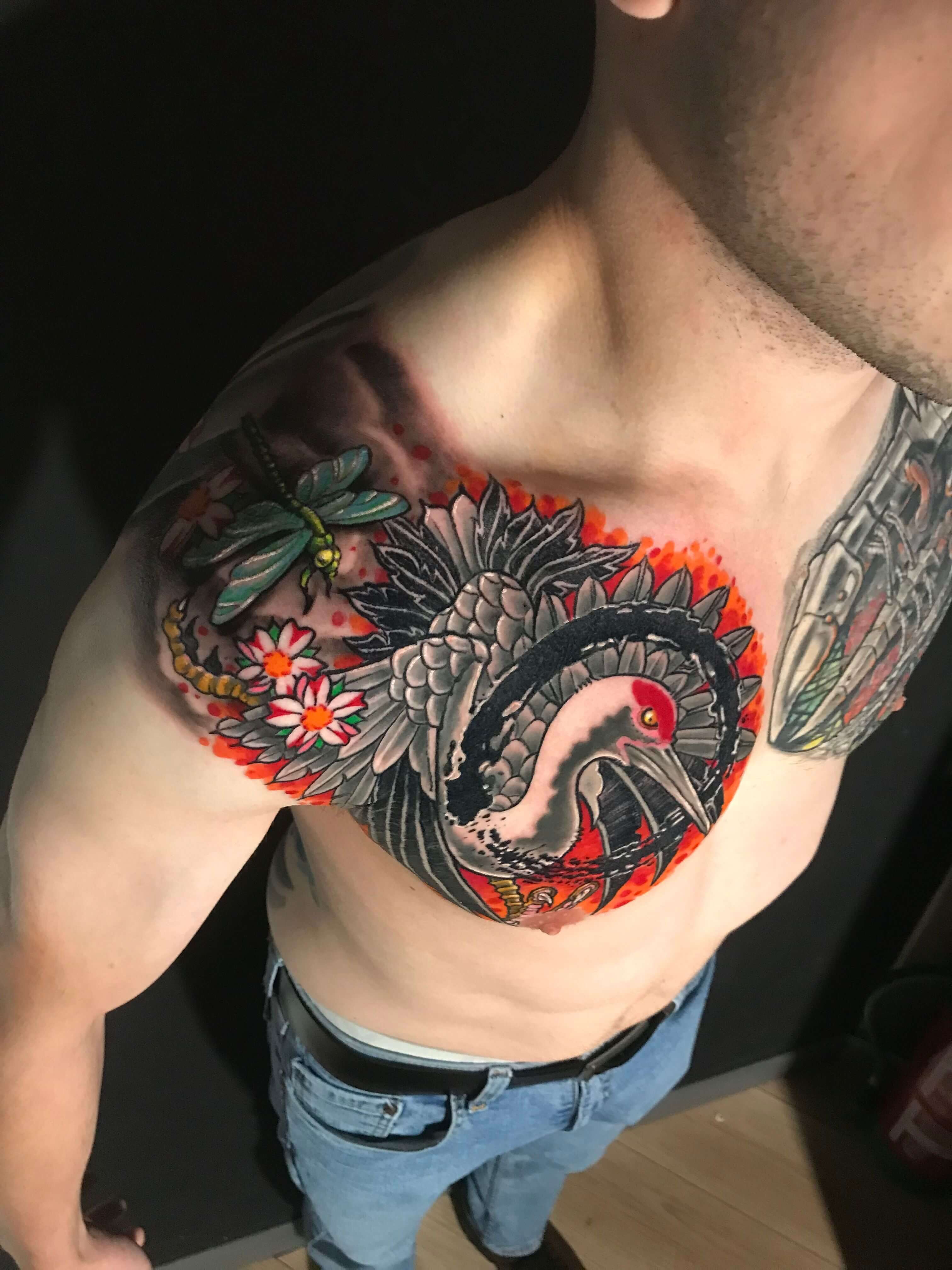 Tatuaje estilo japones en el pecho y hombro