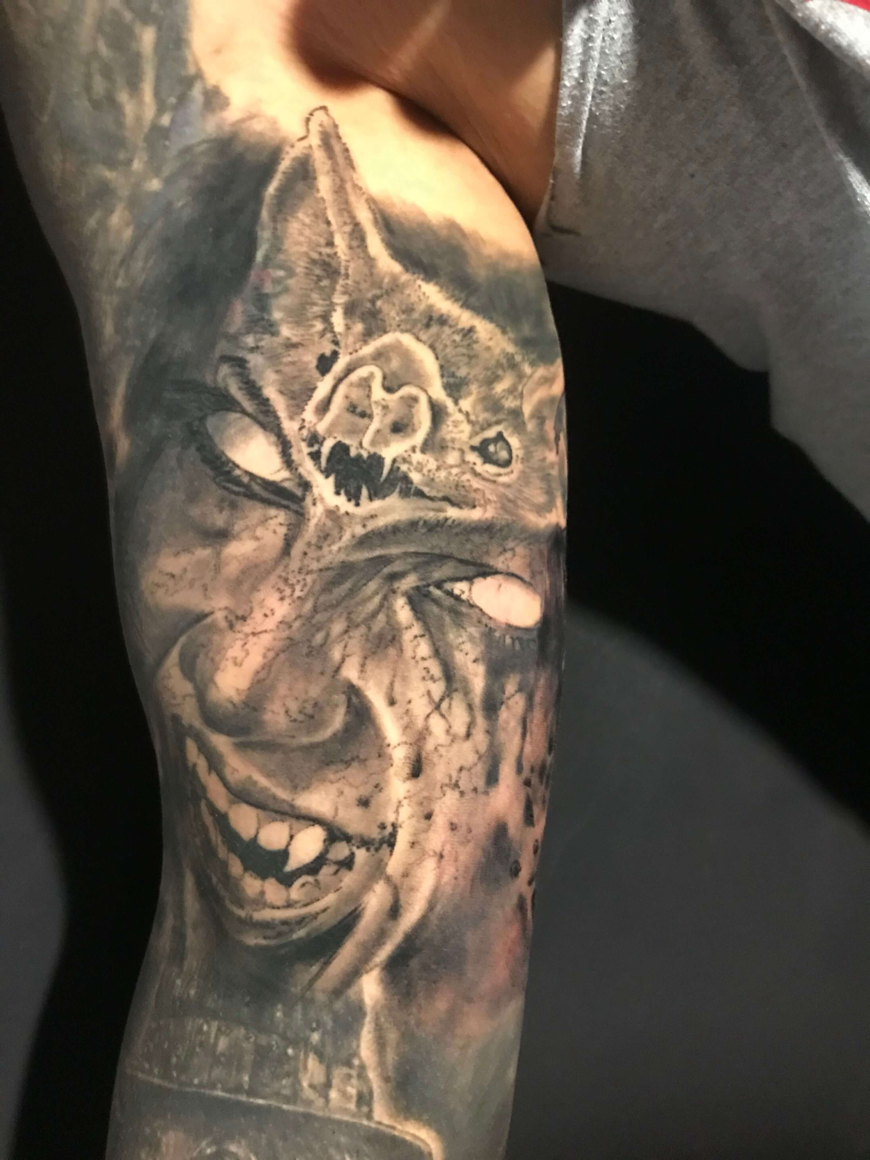 Tatuaje de un vampiro en el antebrazo
