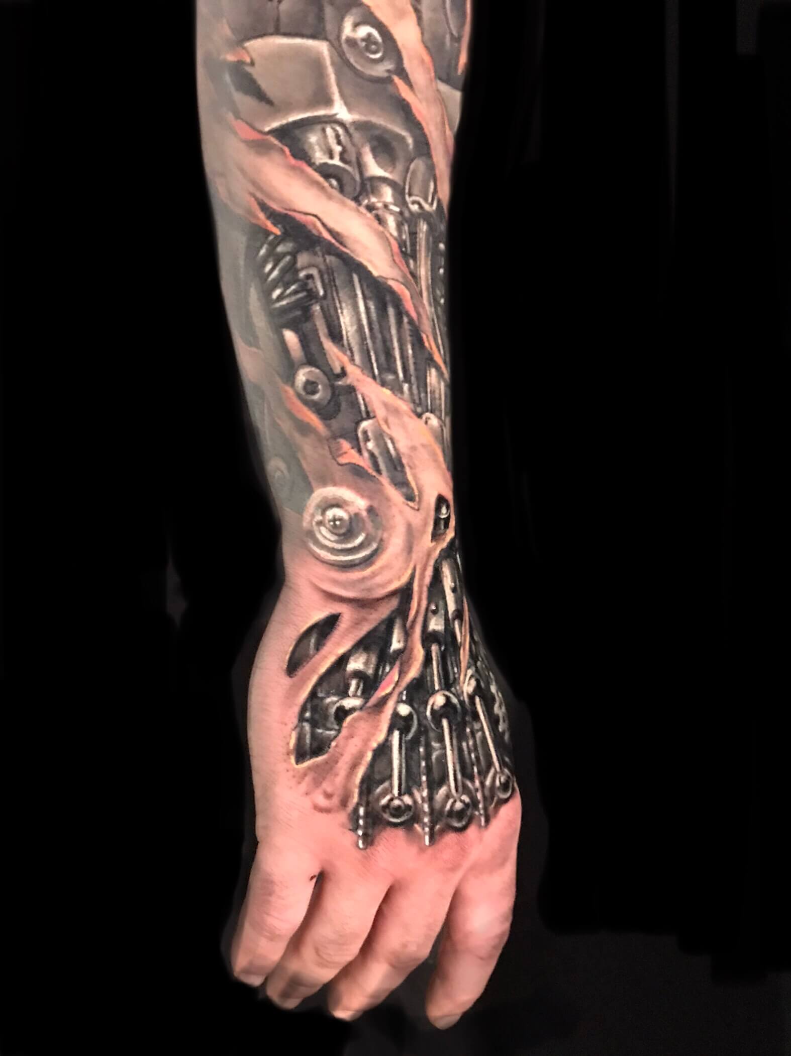 Tatuaje biomecanico en la mano y antebrazo