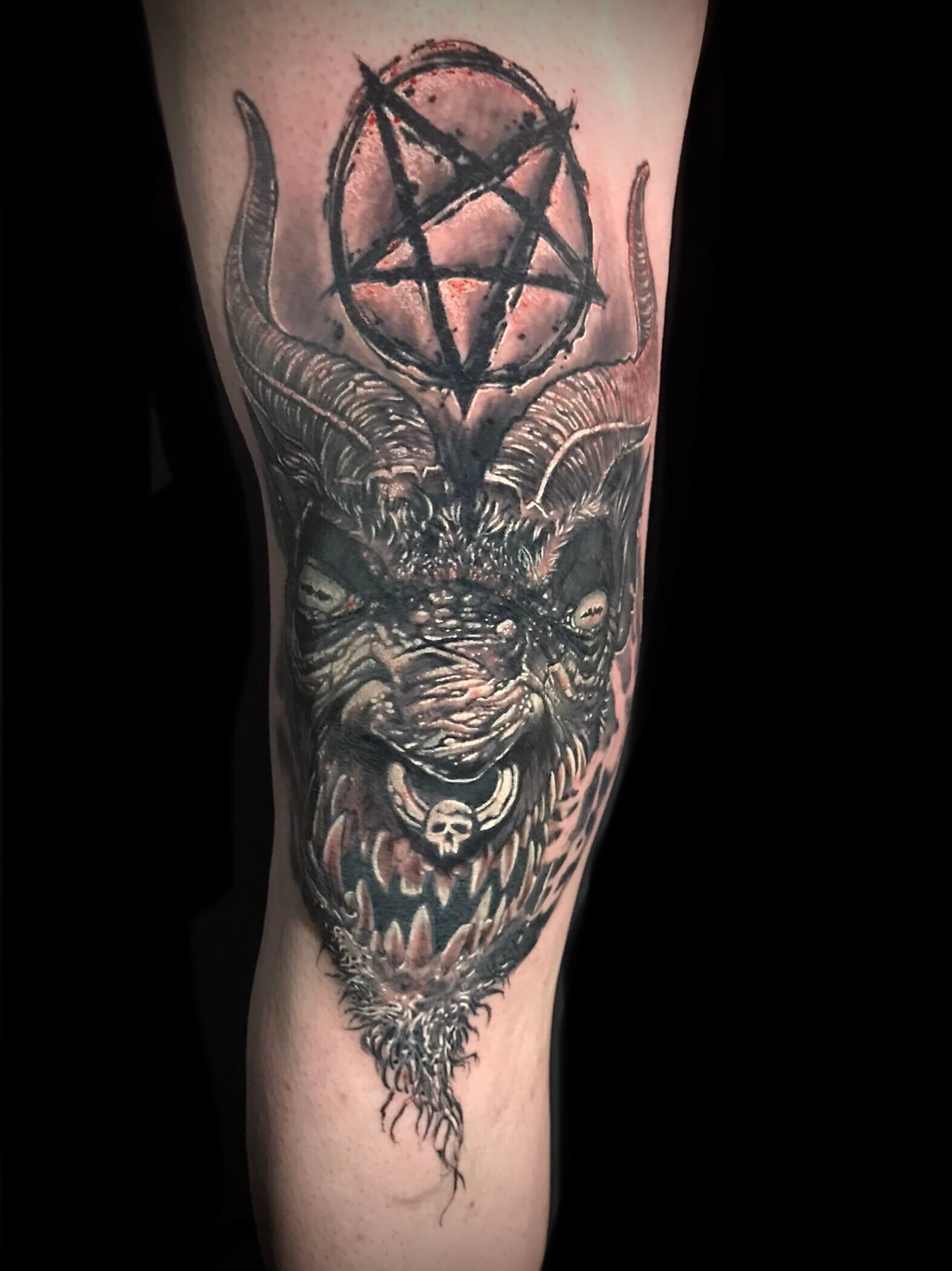 Tatuaje del demonio en la rodilla