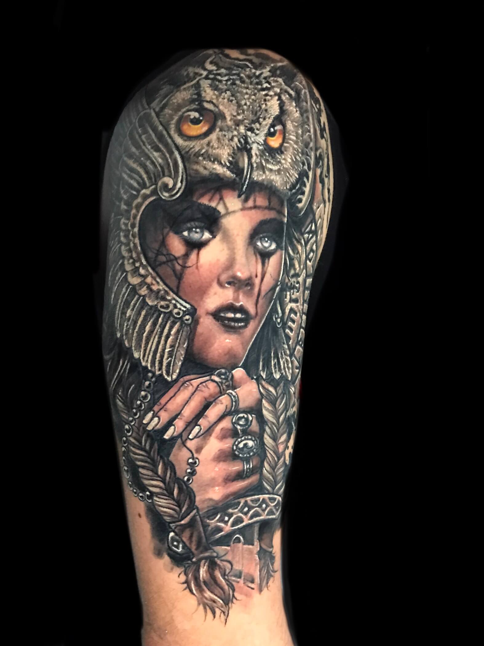Mujer tatuada en el hombro y brazo