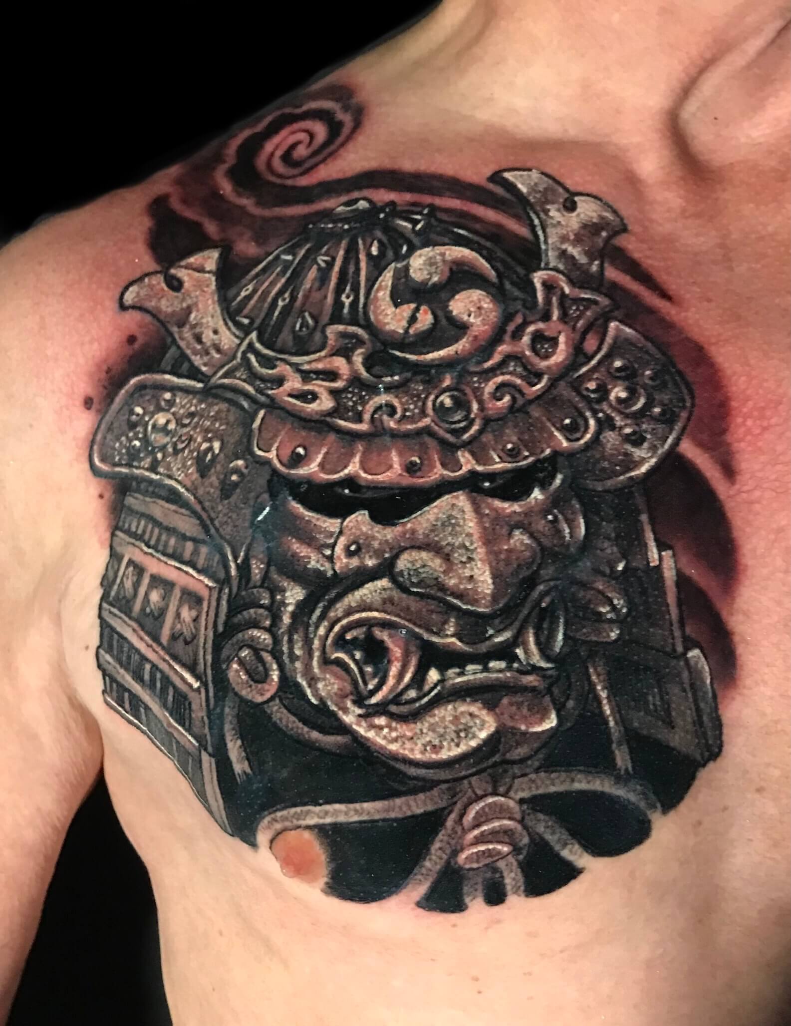 Guerrero samurai tatuado en el pecho