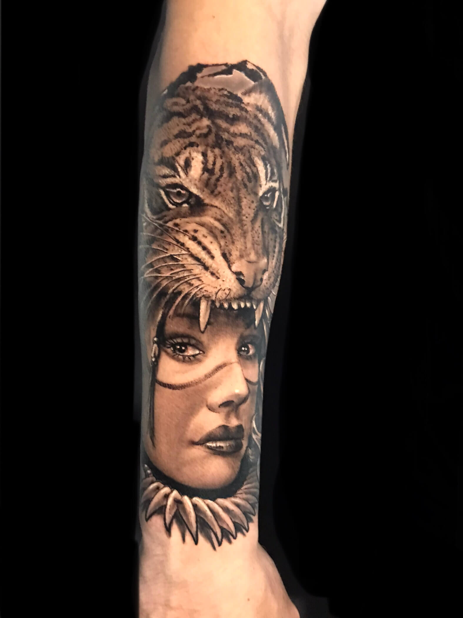 Tatuaje de una mujer tigre en el antebrazo