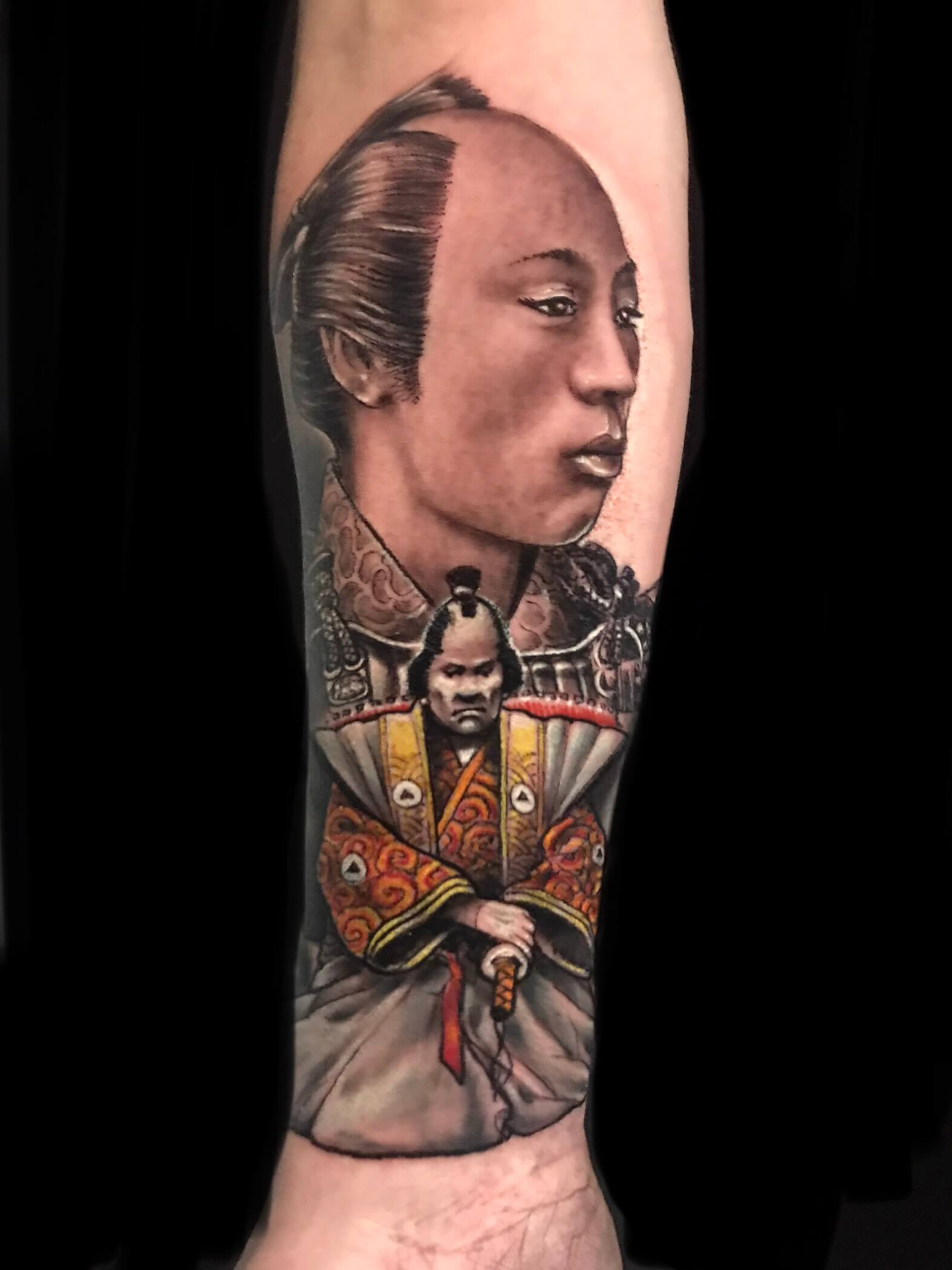 Tatuaje en el antebrazo de samurais
