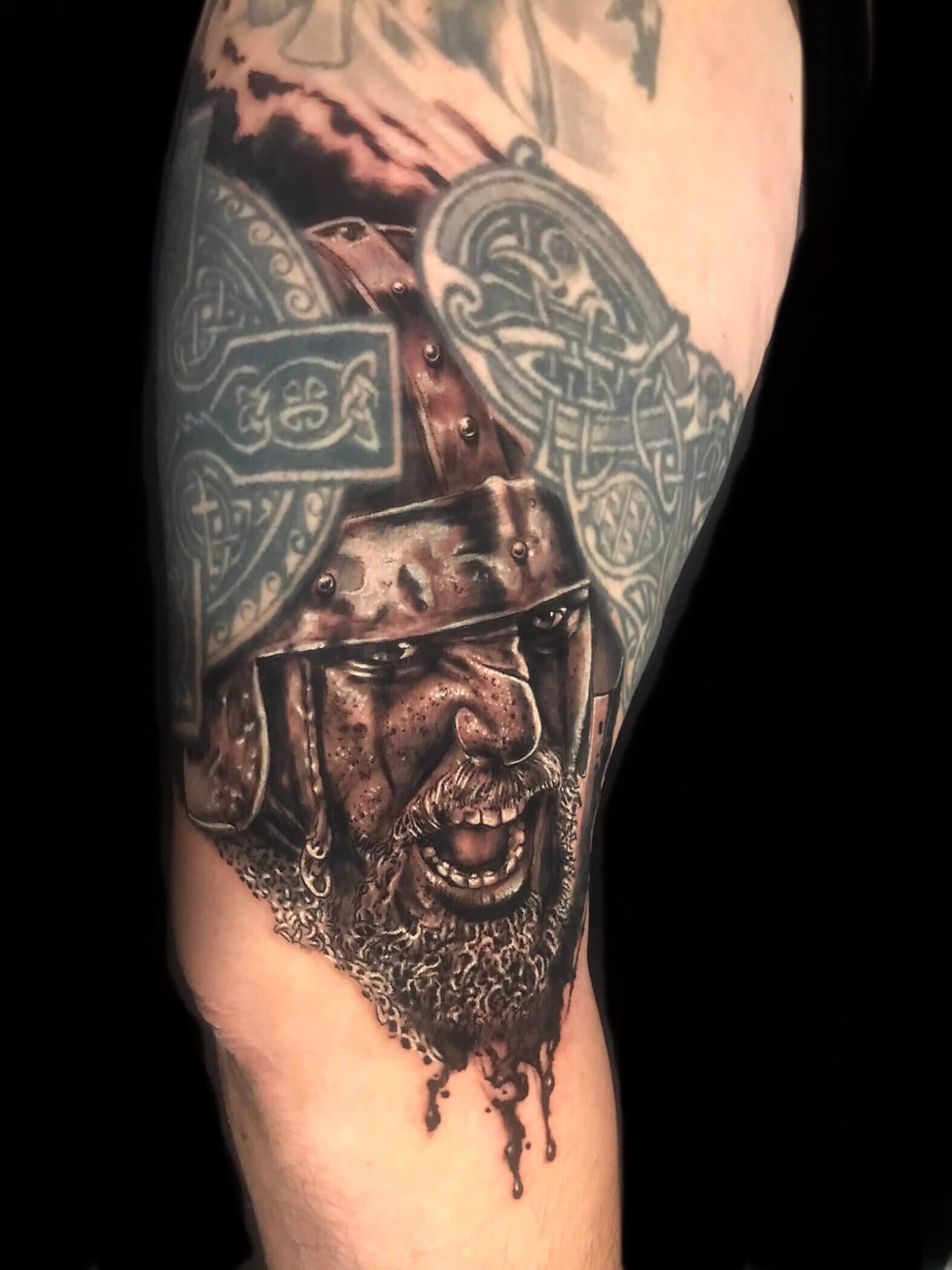 Un guerrero vikingo tatuado en la pierna