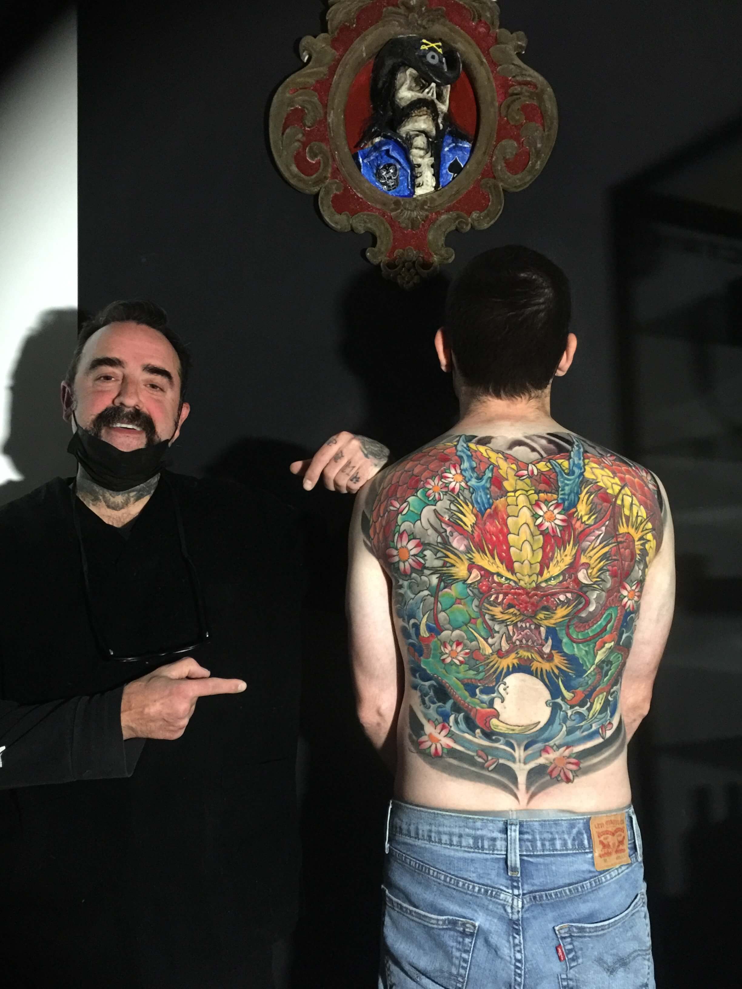 Toño Machine mostrando un tatuaje de espalda completa realizado en Tattoo Mantis en Valladolid