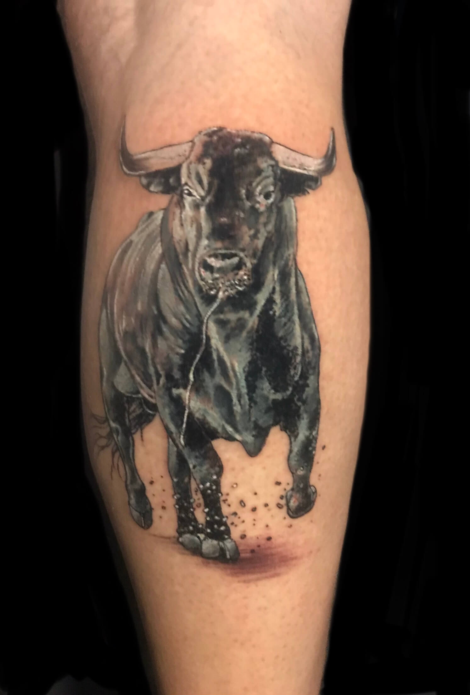 Toro tatuado en la pierna